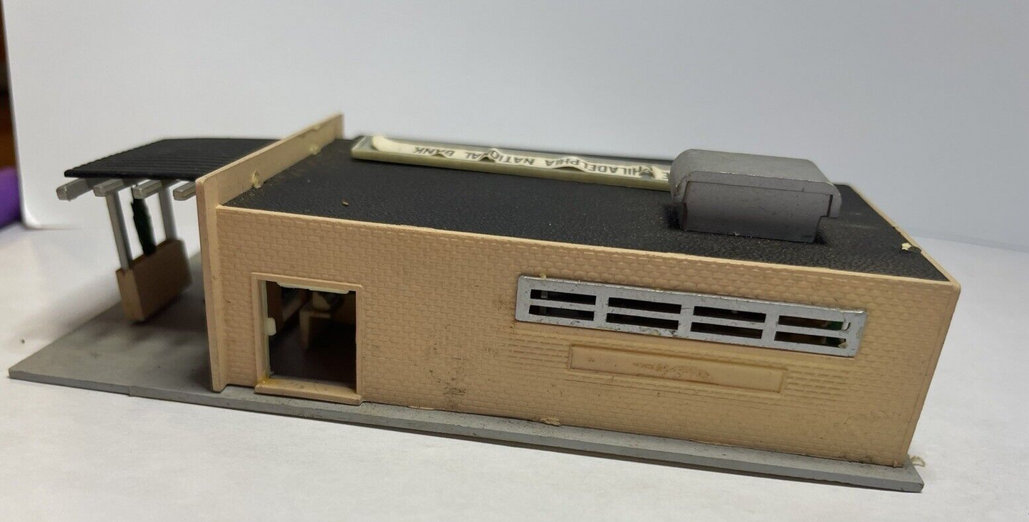 N Scale Bachmann 45804 Drive-In Bank Built-Up C-5 Good Condition