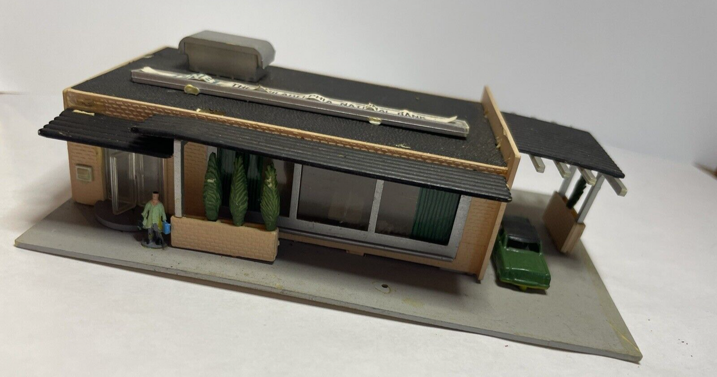 N Scale Bachmann 45804 Drive-In Bank Built-Up C-5 Good Condition