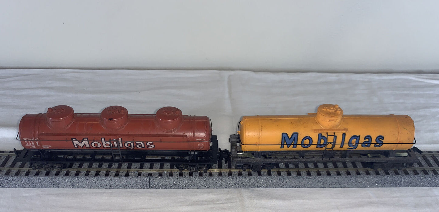 🚂 Set of 2 HO Scale Mobilgas Tankers. 1 Orange & 1 Tuscon/Black Fully Sprung C6